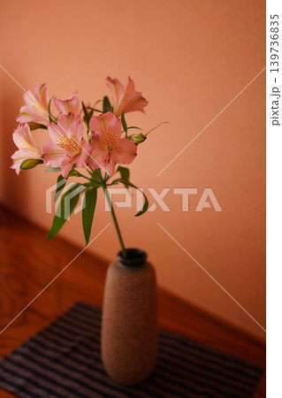 旅館の客室に置かれた花瓶 旅館の客室に置かれた花瓶 139736835