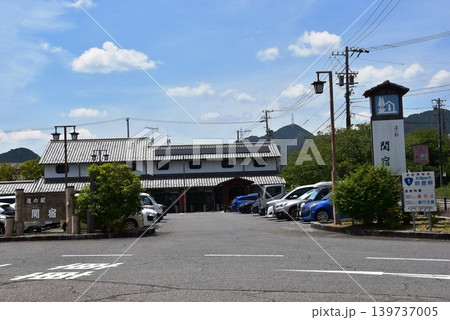 三重県亀山市　道の駅関宿と青空 139737005