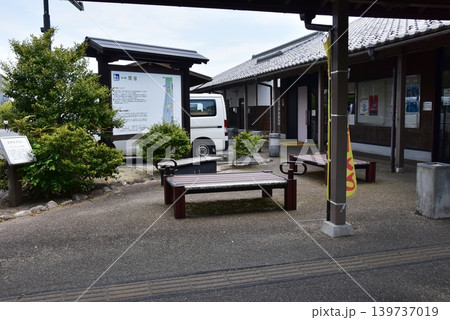 三重県亀山市 道の駅関宿の休憩スペースと案内板 三重県亀山市 道の駅関宿の休憩スペースと案内板 139737019