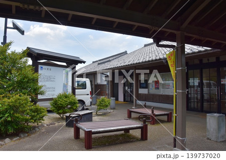 三重県亀山市 道の駅関宿の休憩スペースと案内板 三重県亀山市 道の駅関宿の休憩スペースと案内板 139737020