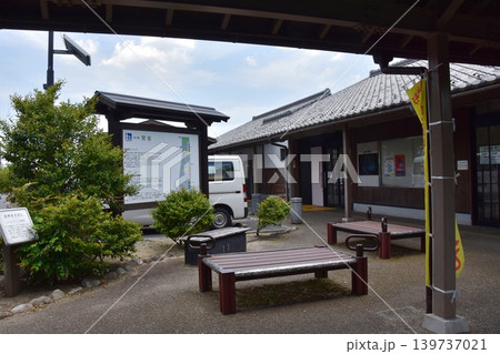 三重県亀山市 道の駅関宿の休憩スペースと案内板 三重県亀山市 道の駅関宿の休憩スペースと案内板 139737021
