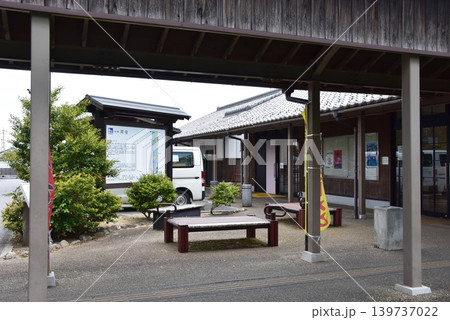 三重県亀山市　道の駅関宿の休憩スペースと案内板 139737022