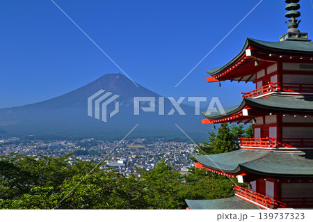 富士山が世界遺産に登録される前の新倉山浅間公園の忠霊塔中間と夏の富士山、空少 139737323