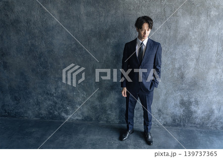 スーツを着た若い男性ビジネスパーソンのポートレート スーツを着た若い男性ビジネスパーソンのポートレート 139737365