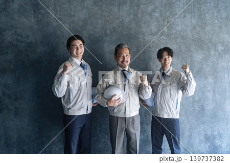 ガッツポーズする男性作業員のグループ ガッツポーズする男性作業員のグループ 139737382