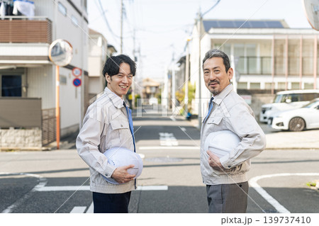 住宅地に立つ男性作業員のグループ 139737410