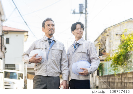 住宅地に立つ男性作業員のグループ 住宅地に立つ男性作業員のグループ 139737416