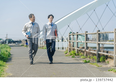 道を歩く男性作業員のグループ 道を歩く男性作業員のグループ 139737442