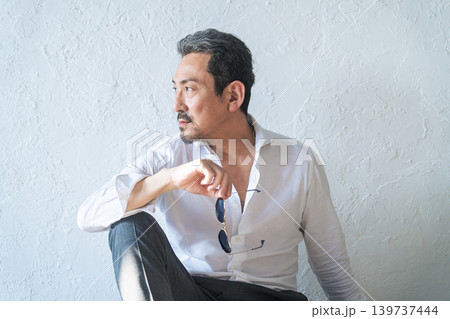 かっこいいミドルエイジ男性のポートレート かっこいいミドルエイジ男性のポートレート 139737444