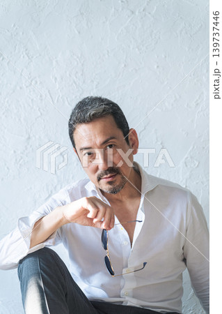かっこいいミドルエイジ男性のポートレート かっこいいミドルエイジ男性のポートレート 139737446