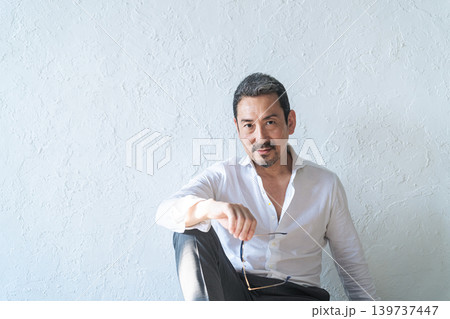かっこいいミドルエイジ男性のポートレート かっこいいミドルエイジ男性のポートレート 139737447