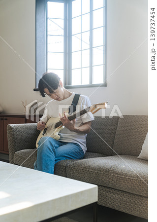 ギターを弾く若い男性 ギターを弾く若い男性 139737454