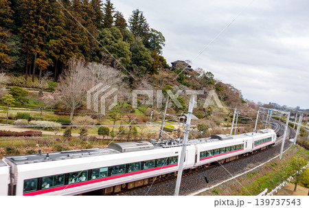 水戸偕楽園の横を通過する常磐線の列車 水戸偕楽園の横を通過する常磐線の列車 139737543