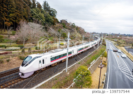水戸偕楽園の横を通過する常磐線の列車 水戸偕楽園の横を通過する常磐線の列車 139737544