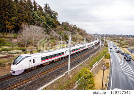 水戸偕楽園の横を通過する常磐線の列車 水戸偕楽園の横を通過する常磐線の列車 139737546