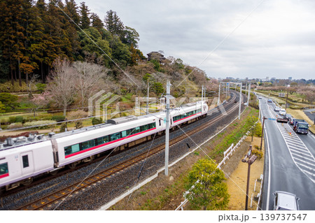 水戸偕楽園の横を通過する常磐線の列車 水戸偕楽園の横を通過する常磐線の列車 139737547