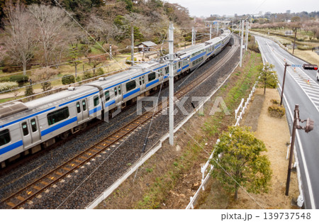 水戸偕楽園の横を通過する常磐線の列車 水戸偕楽園の横を通過する常磐線の列車 139737548