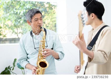楽器演奏　サックスとベースでセッションする親子 139738230