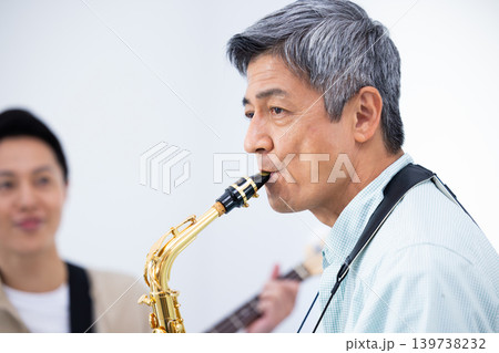 楽器演奏 サックスとベースでセッションする親子 楽器演奏 サックスとベースでセッションする親子 139738232