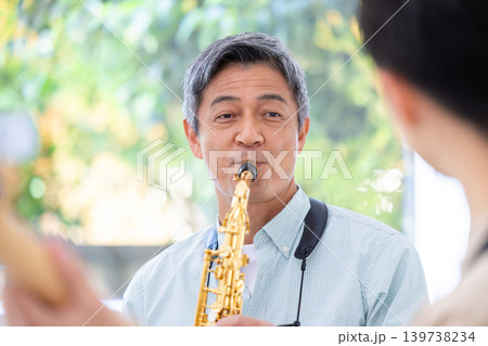 楽器演奏 サックスとベースでセッションする親子 楽器演奏 サックスとベースでセッションする親子 139738234