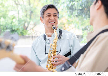楽器演奏 サックスとベースでセッションする親子 楽器演奏 サックスとベースでセッションする親子 139738236