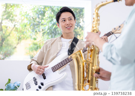 楽器演奏 サックスとベースでセッションする親子 楽器演奏 サックスとベースでセッションする親子 139738238