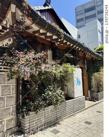 韓国、ソウル・人気の観光地「北村韓屋村」で楽しむ伝統的な街並み 139738244