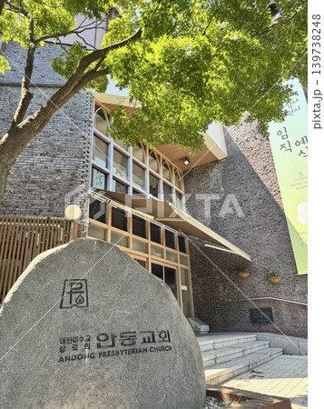 韓国、ソウル・人気の観光地「北村韓屋村」で楽しむ伝統的な街並み 139738248