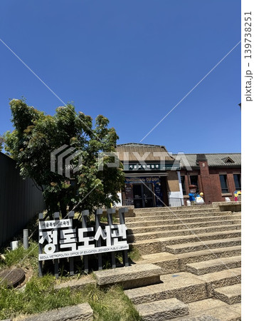 韓国、ソウル・人気の観光地「北村韓屋村」で楽しむ伝統的な街並み 韓国、ソウル・人気の観光地「北村韓屋村」で楽しむ伝統的な街並み 139738251