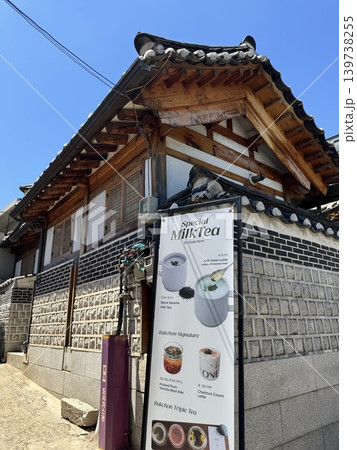 韓国、ソウル・人気の観光地「北村韓屋村」で楽しむ伝統的な街並み 139738255