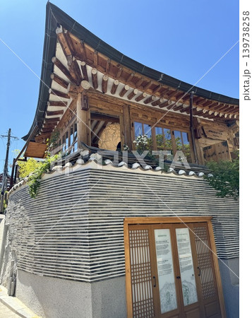 韓国、ソウル・人気の観光地「北村韓屋村」で楽しむ伝統的な街並み 韓国、ソウル・人気の観光地「北村韓屋村」で楽しむ伝統的な街並み 139738258
