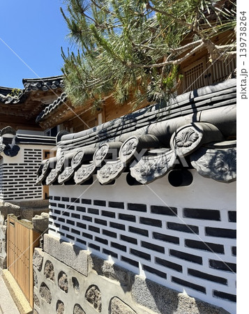韓国、ソウル・人気の観光地「北村韓屋村」で楽しむ伝統的な街並み 韓国、ソウル・人気の観光地「北村韓屋村」で楽しむ伝統的な街並み 139738264
