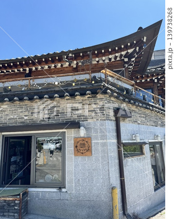 韓国、ソウル・人気の観光地「北村韓屋村」で楽しむ伝統的な街並み 韓国、ソウル・人気の観光地「北村韓屋村」で楽しむ伝統的な街並み 139738268