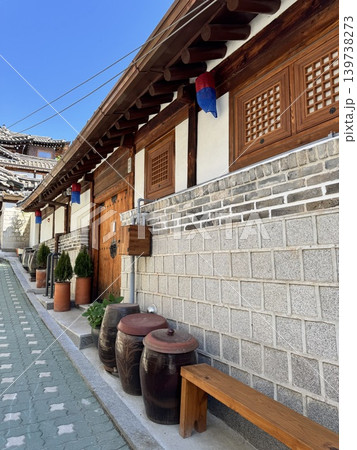 韓国、ソウル・人気の観光地「北村韓屋村」で楽しむ伝統的な街並み 139738273