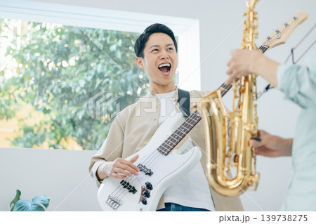 楽器演奏 サックスとベースでセッションする親子 楽器演奏 サックスとベースでセッションする親子 139738275