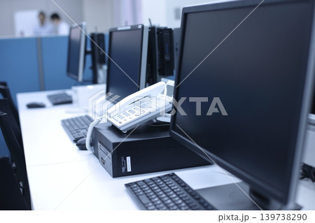 オフィス, 仕事,事務所,パソコン,手元,デスクトップ,ノートパソコン 139738290