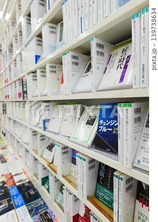 日本の本屋の棚に並ぶ知識の本 139738634