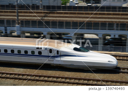 高架を駆けるJR西日本のN700S新幹線 139740493