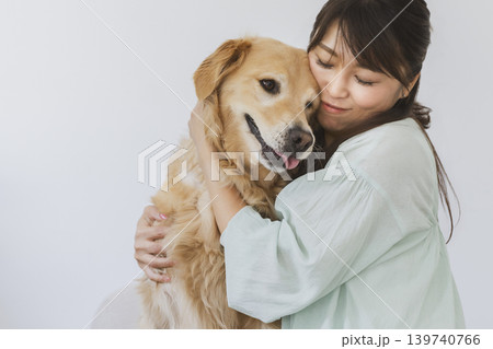 愛犬を抱きしめる女性 139740766