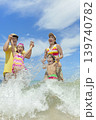 夏の海で遊ぶ4人家族 139740782