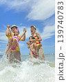 夏の海で遊ぶ4人家族 139740783