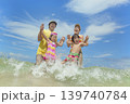 夏の海で遊ぶ4人家族 139740784
