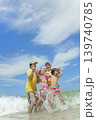 夏の海で遊ぶ4人家族 139740785