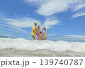 夏の海で遊ぶ4人家族 139740787
