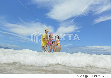 夏の海で遊ぶ4人家族 夏の海で遊ぶ4人家族 139740787