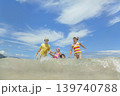 夏の海で遊ぶ4人家族 139740788