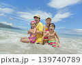 夏の海で遊ぶ4人家族 139740789