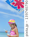 夏の海辺でかき氷を食べる女の子 139740790