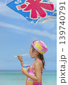 夏の海辺でかき氷を食べる女の子 139740791