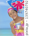 夏の海辺でかき氷を食べる女の子 139740792